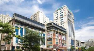 a group of tall buildings in a city at City Comfort Inn Maoming Xinyi Donghuicheng in Xinyi