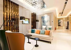 un hall d'un magasin avec un canapé et des chaises dans l'établissement City Comfort Inn Guigang Zhongshan High Speed Railway Station, à Guigang