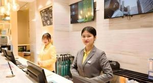 deux femmes debout dans un bureau avec dans l'établissement City Comfort Inn Guigang Zhongshan High Speed Railway Station, à Guigang