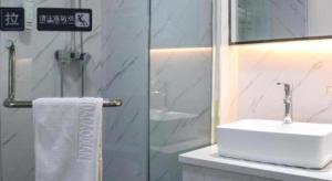 Ένα μπάνιο στο 7 Days Premium Xianning Wenquan Shopping Center +67 φωτογραφίες