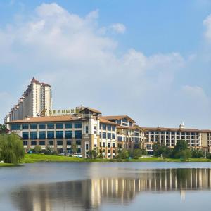 a large building next to a large body of water at Country Garden Phoenix Hotel Yiyang in Heshanqu