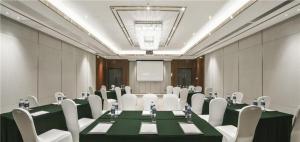 a conference room with a green table and white chairs at Country Garden Phoenix Hotel Yiyang in Heshanqu +262 photos