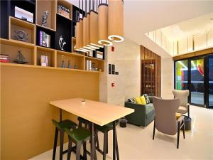 a dining room with a table and chairs at City Comfort Inn Kunming High-speed Railway South Station 7th Street Area in Kunming