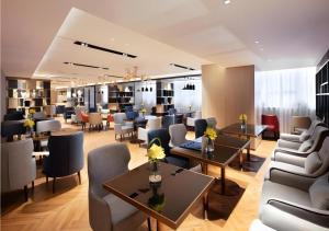 a salon with tables and chairs and a waiting room at Echarm Hotel Shenyang Zhongjie North Station Metro Station in Shenyang