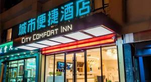un front de magasin avec un signe néon sur celui-ci dans l'établissement City Comfort Inn Zhangjiakou Municipal Government High-speed Railway Station North Institute, à Dongyaozi