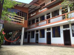 un edificio con una hamaca delante en A Welcome Break Hostal, en Tena