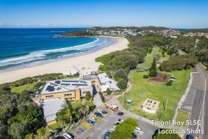 芬加尔湾Ornos, 1-14 Market St - ducted air con, cot, highchair, Linen and Bed Making的享有海滩和大楼的空中景致