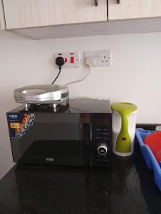un horno tostador en la parte superior de un mostrador en Cynergy 1b Apartment, Muthiga , Waiyaki Way, en Nairobi 8 fotos más