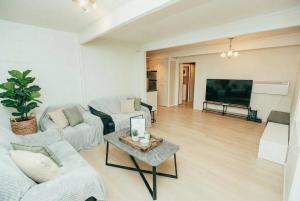 Μια τηλεόραση ή/και κέντρο ψυχαγωγίας στο Cozy 2 Bedroom Unit Near the Beach Kohimarama