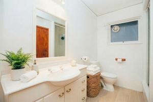 Ένα μπάνιο στο Cozy 2 Bedroom Unit Near the Beach Kohimarama