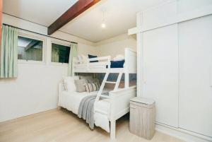 Ένα ή περισσότερα κρεβάτια σε δωμάτιο στο Cozy 2 Bedroom Unit Near the Beach Kohimarama