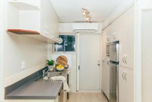 Η κουζίνα ή μικρή κουζίνα στο Cozy 2 Bedroom Unit Near the Beach Kohimarama