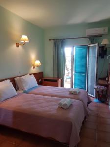 Una cama o camas en una habitación de Poseidon Apartments 76 fotos más