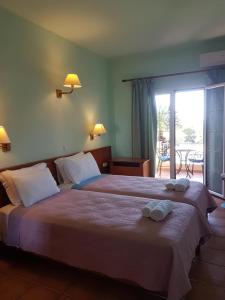 Una cama o camas en una habitación de Poseidon Apartments