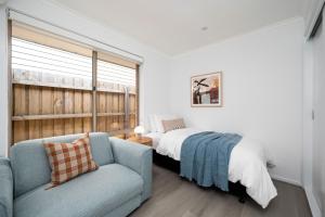 Postel nebo postele na pokoji v ubytování Westside Lake and Bay - Altona