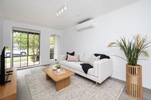 Posezení v ubytování Westside Lake and Bay - Altona