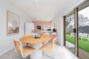 Kuchyň nebo kuchyňský kout v ubytování Westside Lake and Bay - Altona