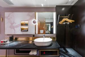 Ванна кімната в CitiGO Hotel Yuexiu Ouzhuang MTR Station Ghuangzhou - Free shuttle between hotel and Exhibition Center during Canton Fair +29 фото