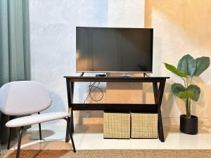 Μια τηλεόραση ή/και κέντρο ψυχαγωγίας στο Near NAIA Newport Sarasota 1 BR Airport