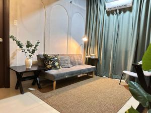 Χώρος καθιστικού στο Near NAIA Newport Sarasota 1 BR Airport