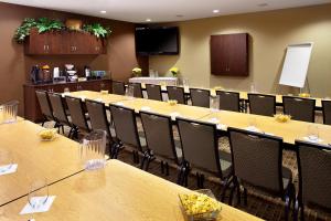 uma sala de conferências com mesas longas e cadeiras em Microtel Inn & Suites by Wyndham Wheeling at The Highlands em Triadelphia