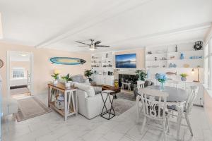 Un comedor y una sala de estar con mesa y sillas. en 2570 Vernon Drive, en Palm Bay