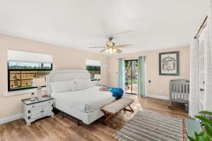 Un dormitorio con una cama y un ventilador de techo. en 2570 Vernon Drive, en Palm Bay