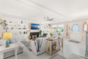 Una sala de estar con muebles blancos y chimenea. en 2570 Vernon Drive, en Palm Bay