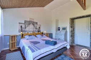 Ένα ή περισσότερα κρεβάτια σε δωμάτιο στο La cerisais +21 φωτογραφίες