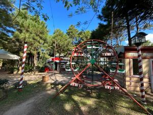 una noria en un parque con zona de juegos en Crosswinds Standard Suite, en Ulot