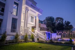 Blick auf das weiße Haus in der Nacht in der Unterkunft Pinnacle Residences, Kathmandu in Kathmandu