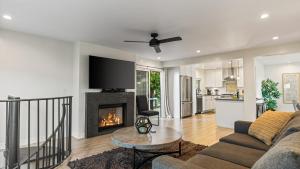 圣克莱门特2 Condos Steps to the Beach Hot Tub Trestles Trailhead Duo by AvantStay的带沙发和壁炉的客厅