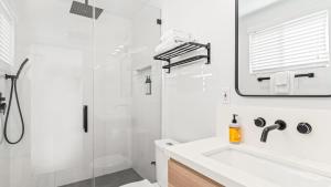 圣克莱门特2 Condos Steps to the Beach Hot Tub Trestles Trailhead Duo by AvantStay的带水槽和淋浴的白色浴室 更多42张照片