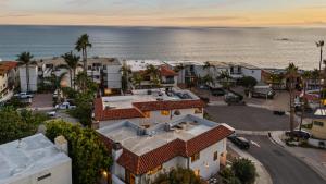 圣克莱门特2 Condos Steps to the Beach Hot Tub Trestles Trailhead Duo by AvantStay的俯瞰大海的城市