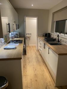 una cucina con un lavello e un piano di lavoro di Thornton Homestay Work & Family Friendly a Darlington