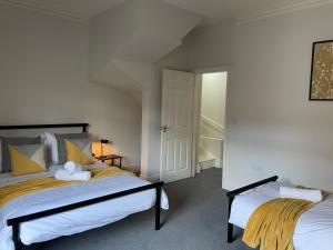 una camera con 2 letti e un armadio di Thornton Homestay Work & Family Friendly a Darlington Altre 14 foto