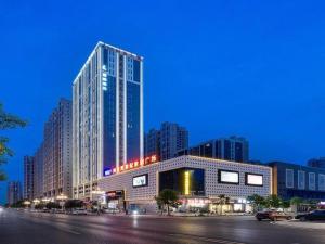 un grand bâtiment dans une ville la nuit dans l'établissement Lavande Hotel Huizhou Shiwan, à Shiwan