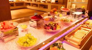 un buffet avec des bols de nourriture sur une table dans l'établissement Echarm Hotel Hengshui 2nd High School High-speed Railway Station, à Hengshui