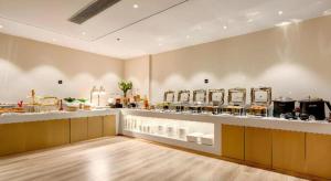 a large room with aasteryasteryasteryasteryasteryasteryasteryasteryasteryasteryastery at City Comfort Inn Tangshan Railway Station Lunan District Government in Tangshan