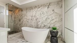 Koupelna v ubytování 3 Condos Steps to Beach Rooftop Patio Trestles Trailhead Trio by AvantStay + 54 fotografií