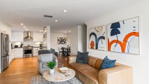 Kuchyň nebo kuchyňský kout v ubytování 3 Condos Steps to Beach Rooftop Patio Trestles Trailhead Trio by AvantStay