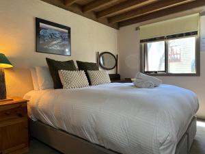 Ένα ή περισσότερα κρεβάτια σε δωμάτιο στο Silver Brumby Chalet alpine-getaways