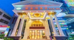 um edifício com fachada iluminada e colunas em Vienna Hotel Guangdong Foshan Lishui 1st City em Lishui