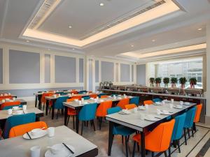 a large dining room with tables and chairs at Vienna Hotel Beijing Changping Science and Technology Park in Changping