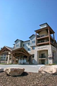 un gran edificio con una gran roca delante de él en Silverado Lodge by Park City - Canyons Village, en Park City