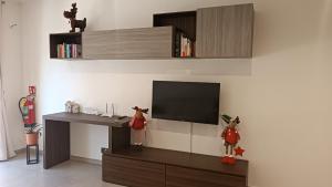 ein Wohnzimmer mit einem Flachbildfernseher an der Wand in der Unterkunft Casa del gelso in Canale