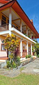 een gebouw met een boom ervoor bij Smart View Guesthouse 