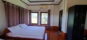 een slaapkamer met een wit bed en een raam bij Smart View Guesthouse  +23 foto's