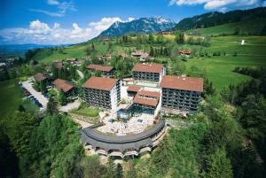 una vista aérea de un complejo en las montañas en AllgäuStern Hotel, en Sonthofen