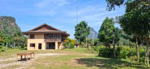 een huis met een bankje ervoor bij Smart View Guesthouse 